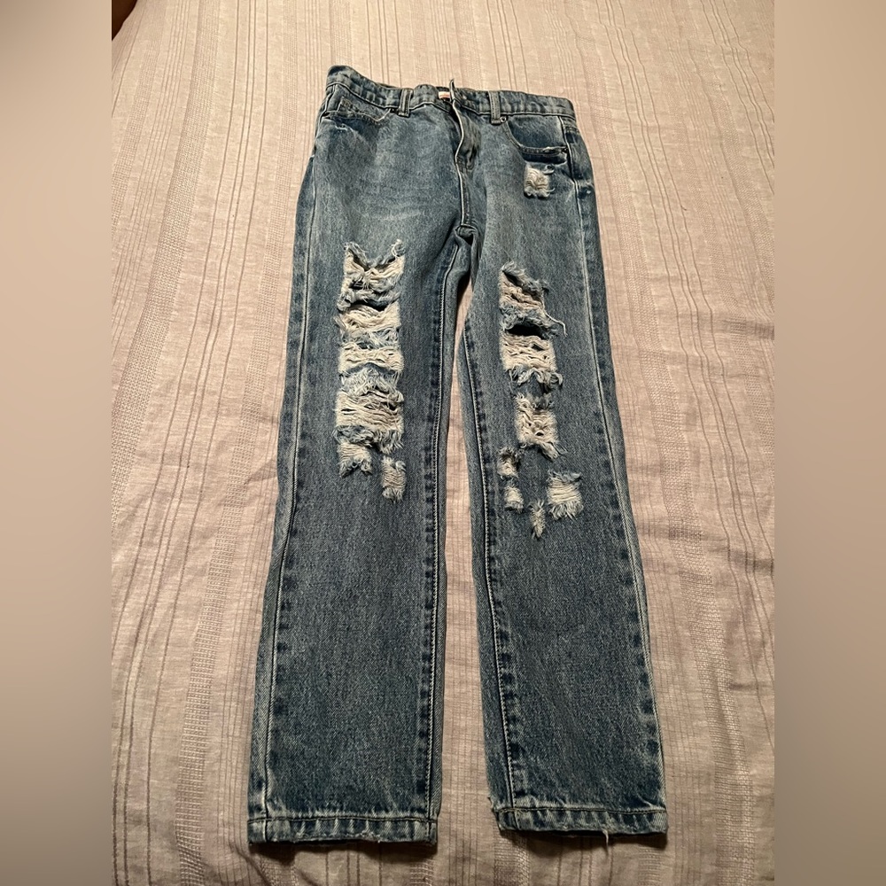 American Eagle ripped full leg jeans in size 0. They are in perfect condition.
